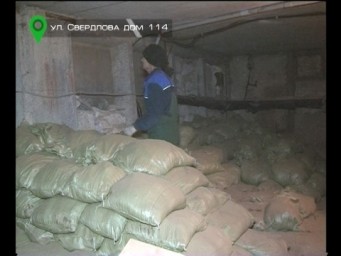 Подвал аварийного дома в Березниках срочно укрепляют мешками с песком