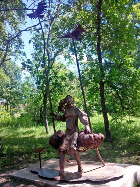Прогулка по парку статуя из металла