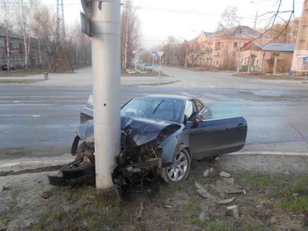 В Березниках автомобиль «Ауди» наехал на световую опору